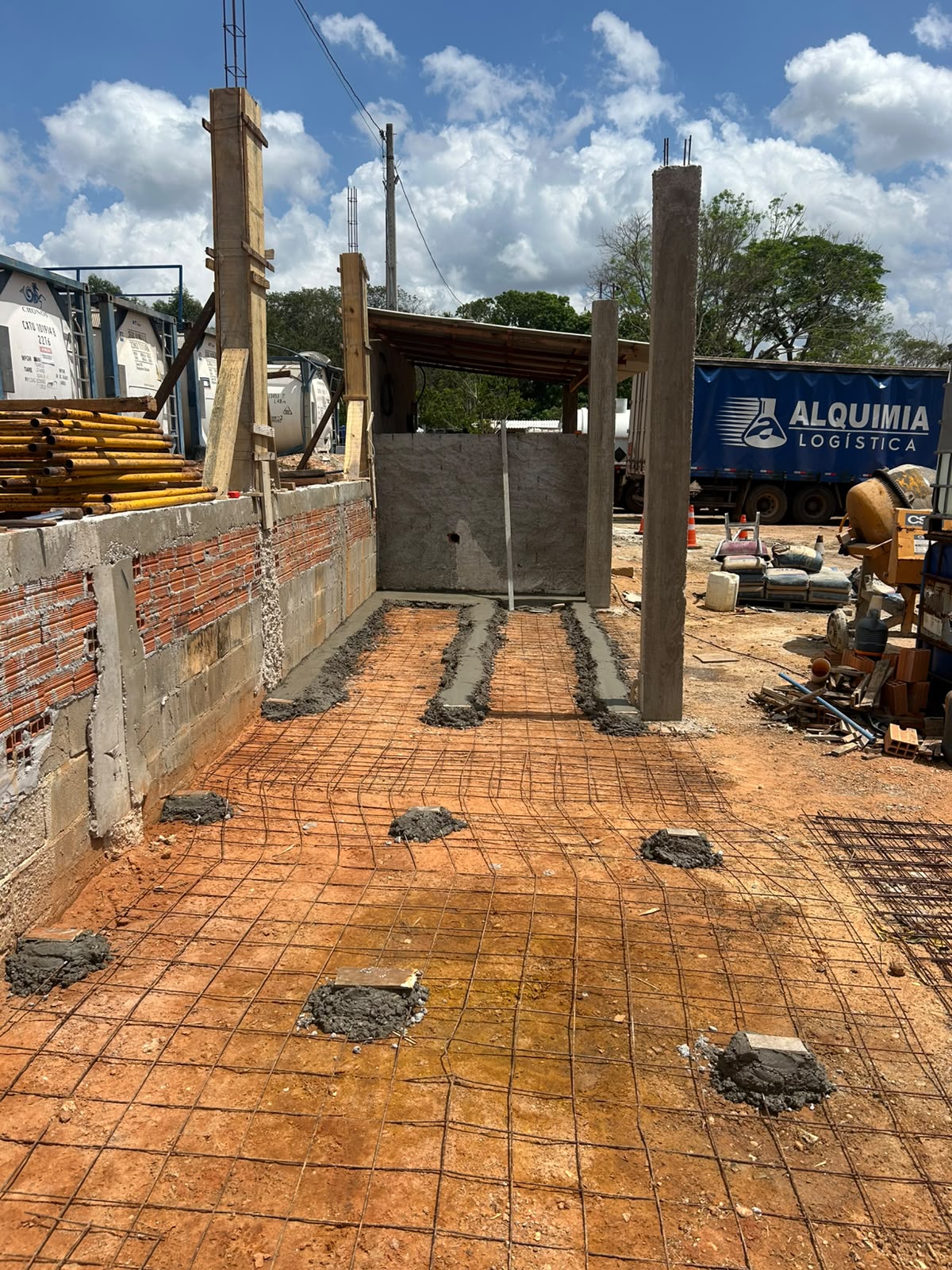 Obra real executada pela Prometec — construção da área de carregamento